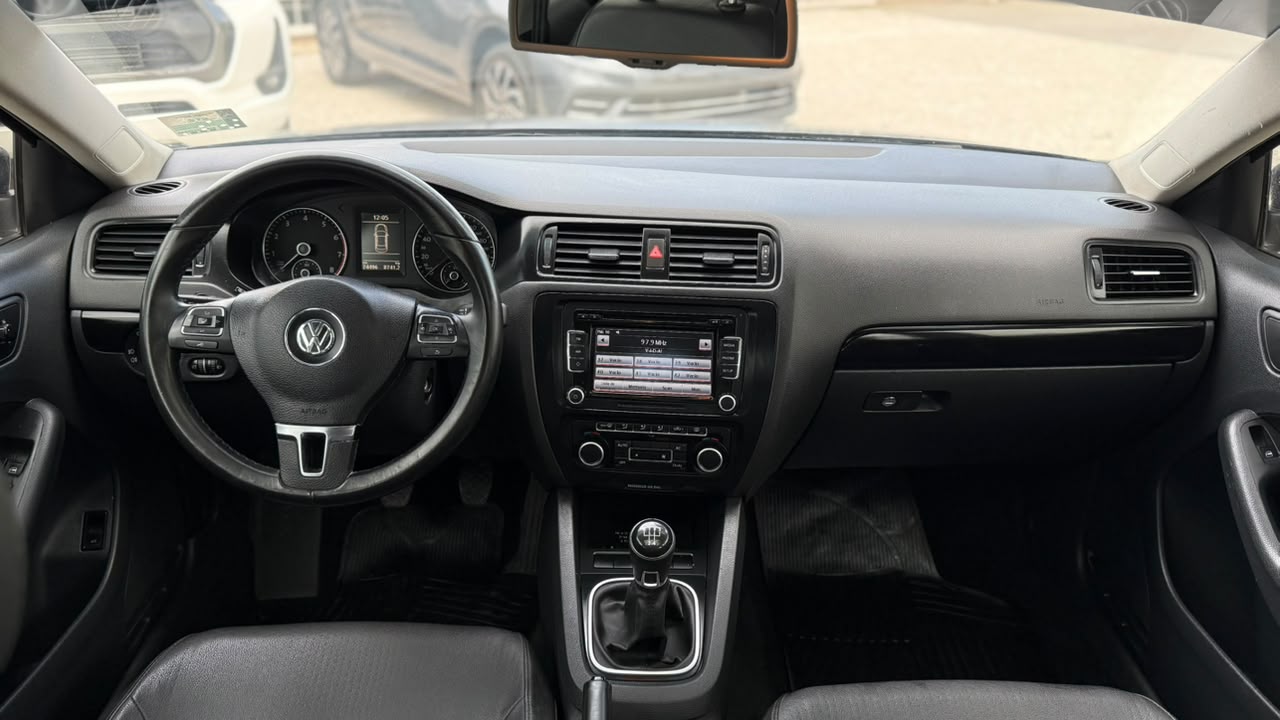 VOLKSWAGEN - VENTO   2.5   - MANUAL  - 2012